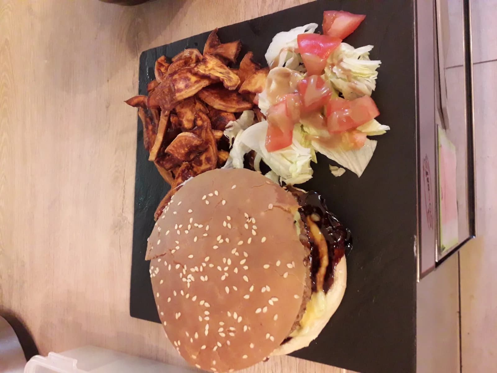 Un plat de La Marmite Enchantée, restaurant fusion asiatique à Châteauneuf-Grasse